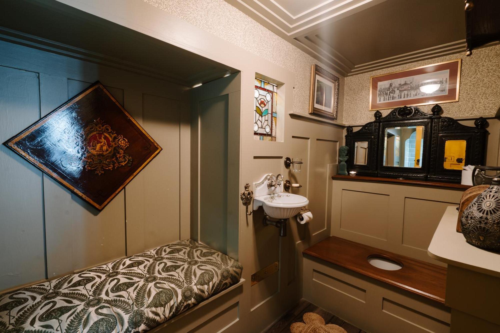 Sheddington Manor - 2 Bedroom Guest House & Cinema 贝尔法斯特 外观 照片